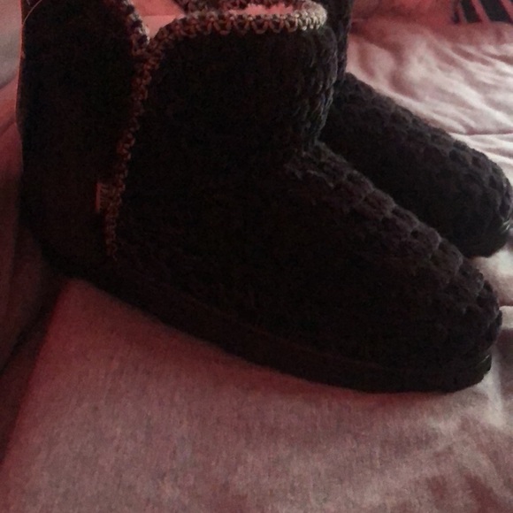 BRAND NEW MUK LUK SLIPPERS - Picture 2 of 3